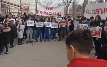 Недоволни в борбата изкараха деца на протест срещу Станка Златева