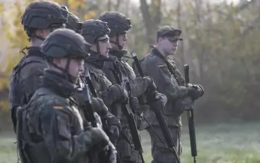 Младите мъже във ФРГ трябва да уведомяват
военните при дълго пътуване в чужбина