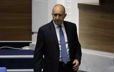 Радев е положил ръка върху кобура