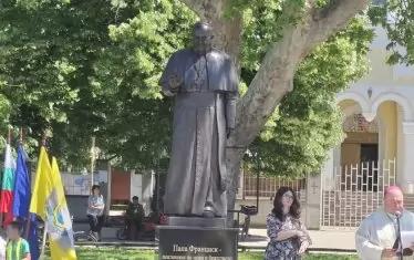 От Франциск до Кирил и Методий - вълна от паметници у нас (галерия)