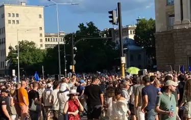 "Тук не е Москва": Първи протест срещу кабинета Радев