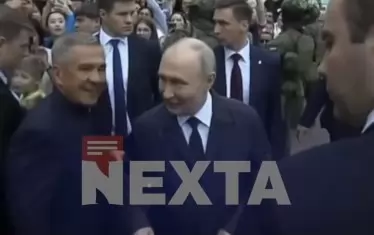 Путин излезе сред хора за 18 секунди след почти година