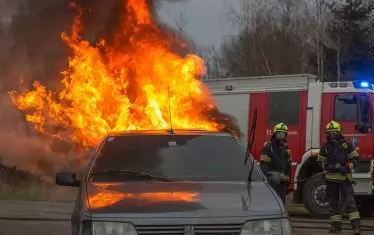 Нападатели подпалиха домове на хора от гръцката управляваща партия