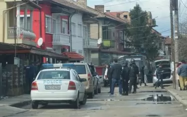 Полицията проверява голяма сватба в училищен двор посред нощ