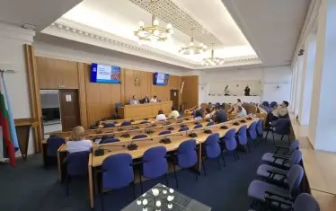 София обсъди в празна зала рекорден заем от 367 млн. евро