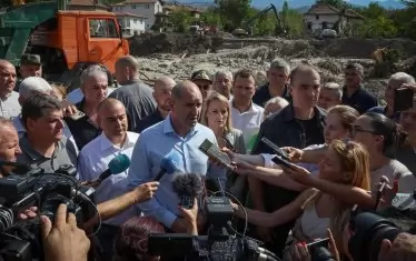 Радев в Струмяни: дойде, не видя и не победи - само се снима