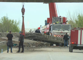 Част от мост падна върху кола и затисна хора край Девня