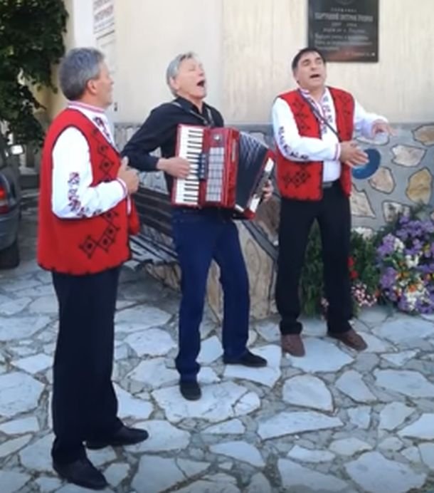Гешев поздрави българите за 3 март с песен за рода Гешеви | СЕГА