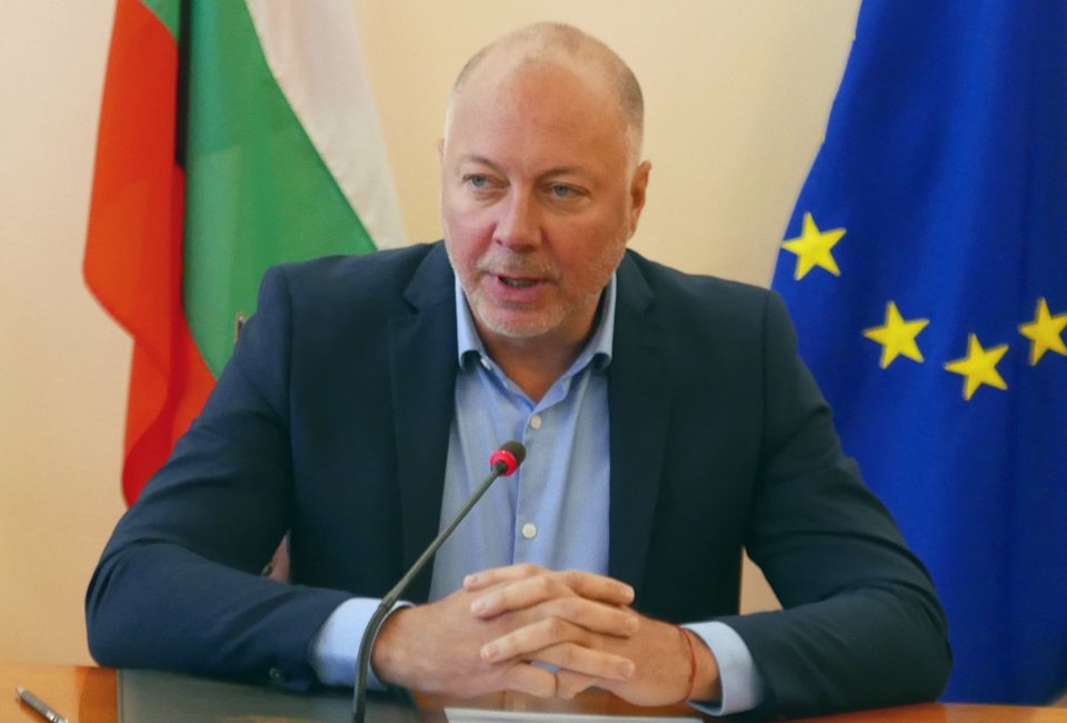  Министър се чуди за какво подопечното му Летище София подвига такси в рецесия | СЕГА 